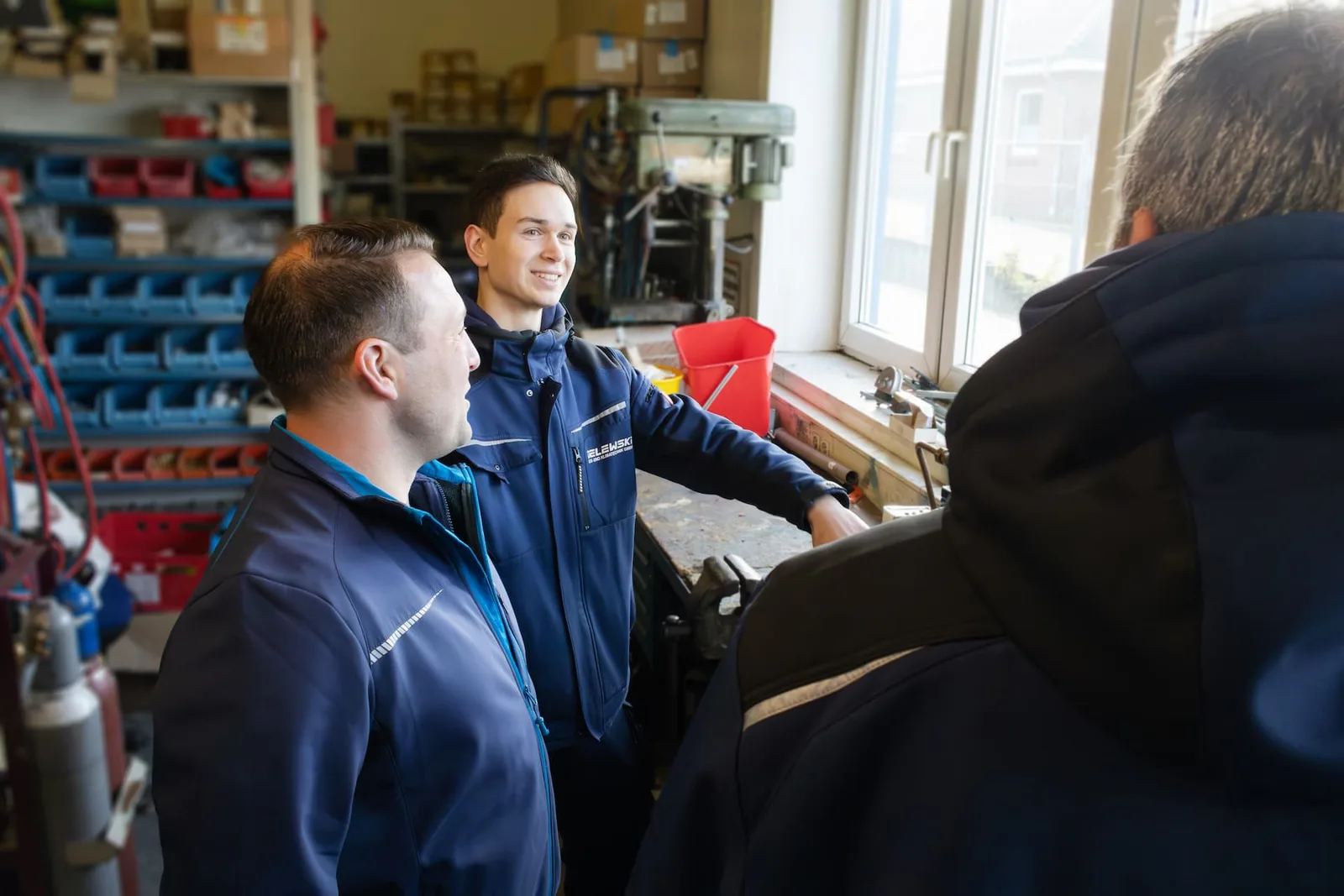 Drei Kollegen an der Werkbank in der Werkstatt