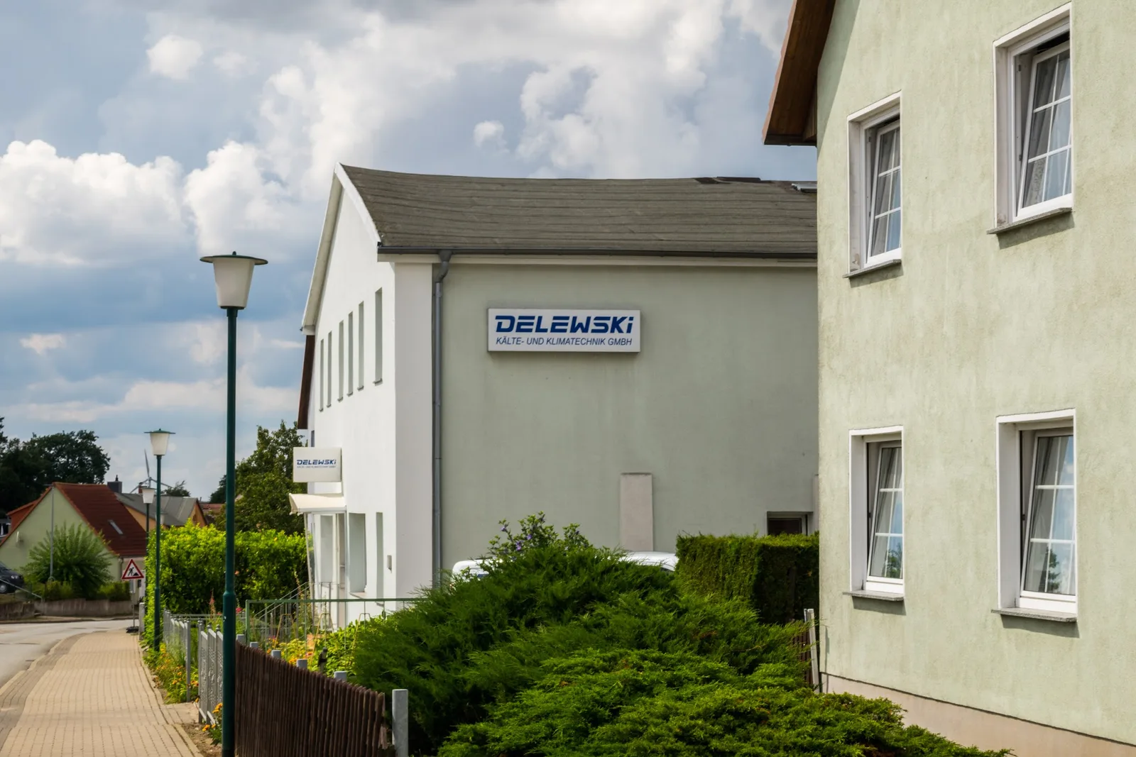 Das weiße Gebäude in der Rostocker Straße in Kröpelin mit dem Delewski-Schild an der Fassade
